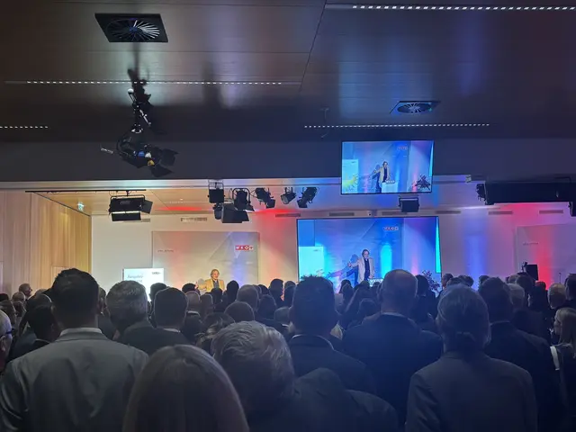 Voller Festsaal in der Wirtschaftskammer Tirol, WK-Innsbruck-Obmann Dietmar Hernegger begrüßt zum Neujahrsempfang. | Foto: MeinBezirk