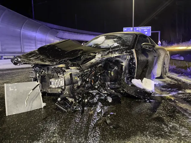 Nach einem Verkehrsunfall mit Verletzten auf der Inntalautobahn A12 bei Innsbruck steht dieser beschädigte Pkw im Fokus – nur Stunden zuvor kam es auf der L336 bei Unterperfuss zu einem weiteren Crash mit zwei Verletzten. | Foto: zeitungsfoto.at