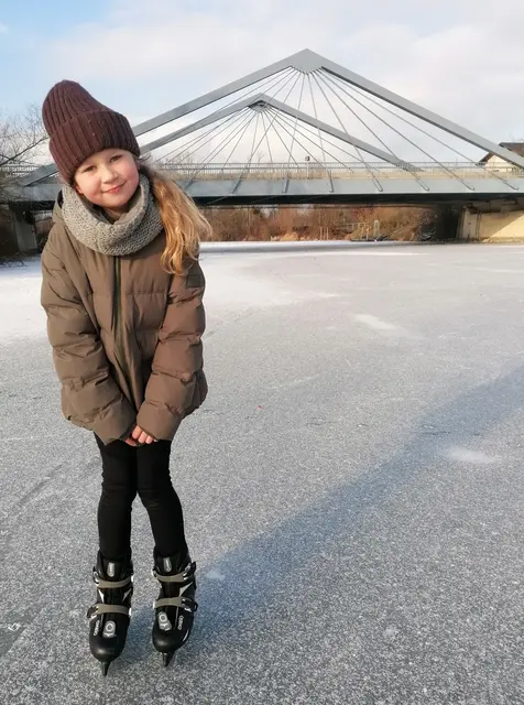 Wie Marie Siegl (Bild) schlitterten die letzten Tage zahlreiche Schärding auf dem Pram-Eis.  | Foto: Siegl