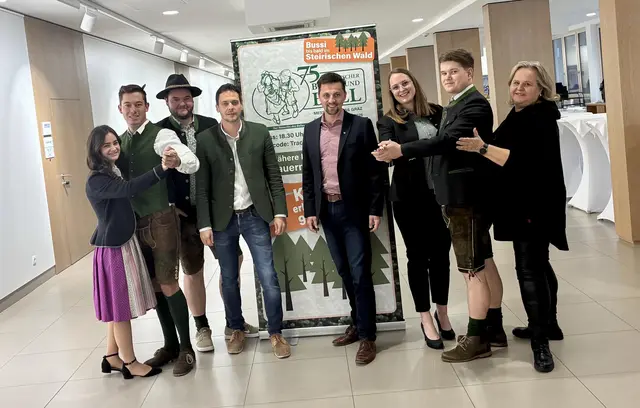 Starker Auftritt für den Bauernbundball 2026: Vertreterinnen und Vertreter der Landjugend Graz-Umgebung mit Lukas Kainz, Tamara Kolmann, Gregor Reitzer, Bauernbundball-Organisator Raffael Fux, Bauernbund-Direktor Bernd Brodtrager, Maria Prietl, Stefan Annabith sowie Choreografin Claudia Eichler (v.l.). | Foto: Bauernbund Steiermark