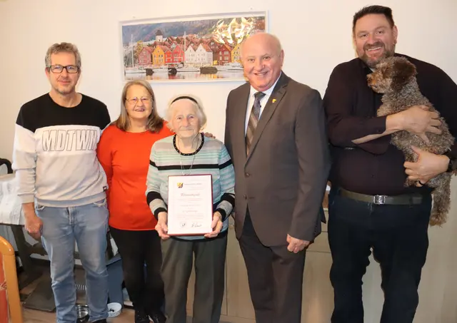 Andreas Balogh, Doris Zebrakovsky, Jubilarin Friederike Balogh, Bgm. Ernst Wendl und Martin Stechauner. | Foto: Marktgemeinde Himberg