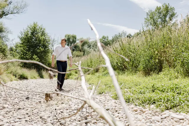 Landesrat Stefan Kaineder in einem durch Dürre und Trockenheit trocken gefallenen oberösterreichischn Flussbett. | Foto: Land OÖ/Werner Dedl
