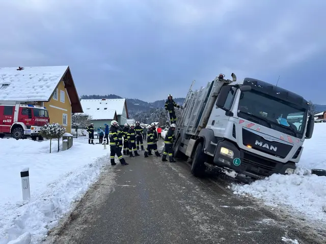 Im Sonnweg hatte die Feuerwehr Arnfels eine LKW-Bergung zu meistern. | Foto: Feuerwehr