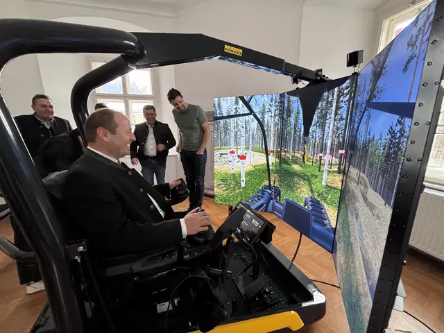 Auch LHstv. Josef Geisler versuchte sich am Harvestersimulator und hatte sichtlich Spaß.  | Foto: Haun