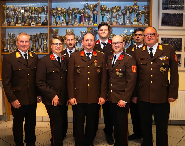 Das neue Kommando mit den Ehrengästen. | Foto: Freiwillige Feuerwehr Hennersdorf