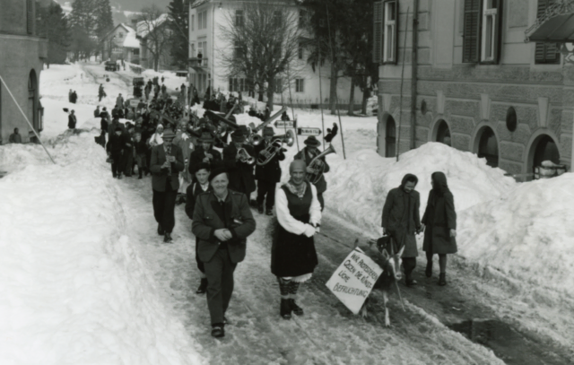 In Velden am Wörthersee fanden früher regelmäßig Faschingsumzüge statt. Wie auf diesem Foto – mit viel Eis und Schnee im Ortszentrum. | Foto: Veldener Gemeindearchiv Kleewein