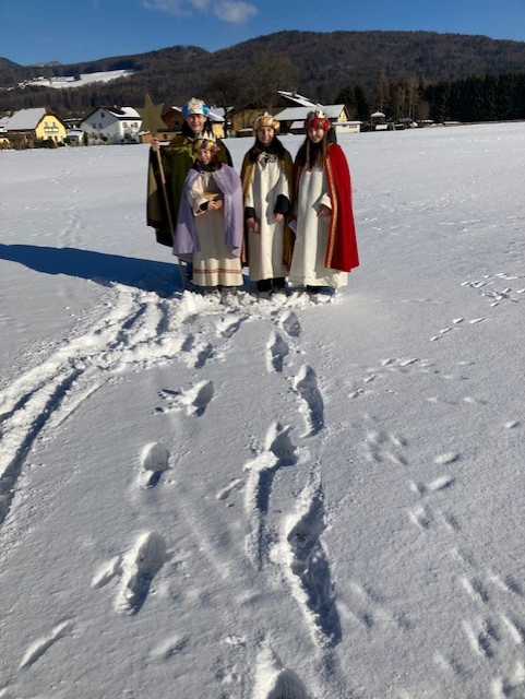 Die Sternsinger zogen von Haus zu Haus, um Spenden für Familien in Not zu erbitten.  | Foto: Renate Pilz