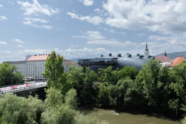 Im neuen Kriminalroman geben die Leiche einer Frau und eines Obdachlosen, die an der Mur gefunden wurden und ähnliche Verletzungen aufweisen, Rätsel auf. | Foto: Konstantinov