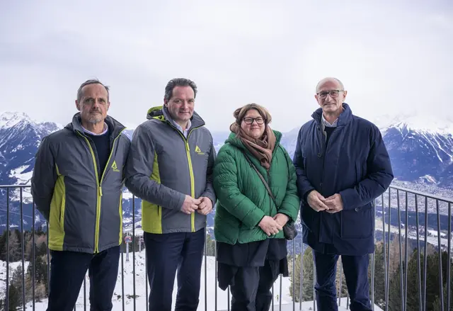 Von links: Mag. Michael Mölk (Fachzentrum Geologie der Wildbach- und Lawinenverbauung), Bundesminister Norbert Totschnig(ÖVP), Univ.-Prof. Mag. Dr. Margreth Keiler (Universität Innsbruck / Österreichische Akademie der Wissenschaften) und Landeshauptmann Anton Mattle bei der Vorstellung von GeomonitorAT. | Foto: BMLUK/Oss