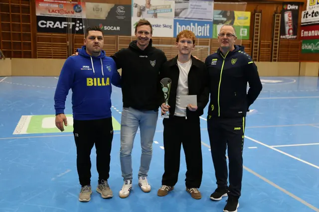 Ehrung für Platz drei und das Team Eva United mit Mannschaftsführer Krause (2.v.re.), auf dem Foto mit Mijat Šimunović (Jugendleiter SC Bruck), Markus Deutscher (Obmann SC Bruck) und Hermann Zrim (Sportkoordinator SC Bruck) v.l. | Foto: SC Bruck