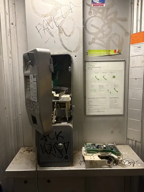 In Penzing wurde ein Apparat in einer Telefonzelle der A1 Telekom zerstört.  | Foto: Walter