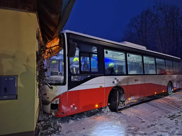 Der Bus krachte in ein Gebäude und verursachte dabei beträchtlichen Schaden. | Foto: Freiwillige Feuerwehr Roith