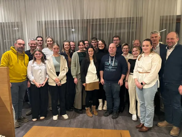 Stefan Haslhofer-Böhm, Martin Steininger, Nina Eßmeister, Bernhard Penz, Nora Schwarzinger, Nina Eder, Astrid Hahn, Markus Breiteneder, Laura Pühringer, Andreas Mitteröcker, Katharina Pachner, Matthias Breiteneder, Antonia Zeilinger, Hannes Gratzl, René Hahn, Veronika Mitmannsgruber, Anna Mitmannsgruber, Markus Gratzl, Vanessa Eßmeister, Oswin Kammerer, Bürgermeister Andreas Maringer. | Foto: Musikkapelle Langschlag