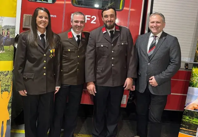 Bürgermeister Mayerhofer (rechts) mit dem neuen Kommando der FF Langau: Agnes Resel, Alexander Eidher und Paul Schmutz. | Foto: Feuerwehr Langau