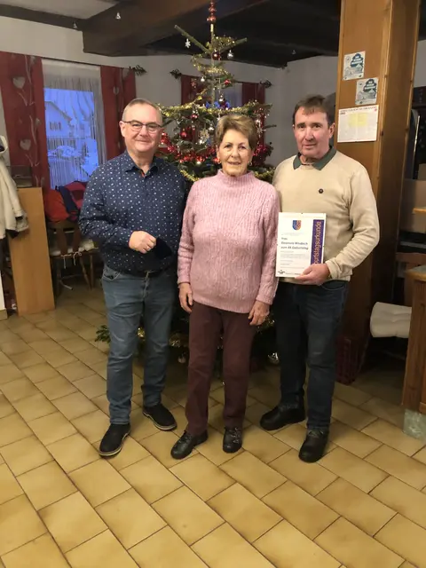 85. Geburtstag: Gemeinderat Herbert Weber, Eleonora Windisch und Bürgermeister Franz Wachter  | Foto: Gemeinde Deutsch Schützen-Eisenberg