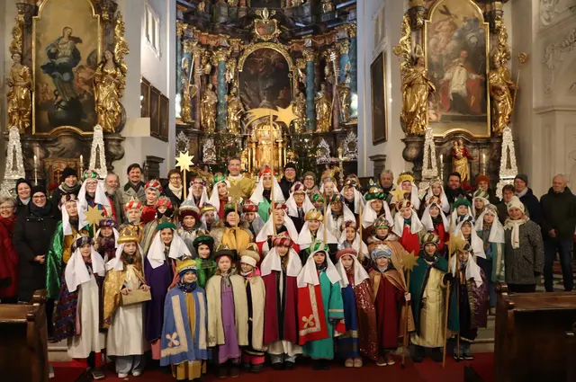 Der Altarraum fasste kaum die Sternsinger und die Begleitenden | Foto: Gerhard Langmann