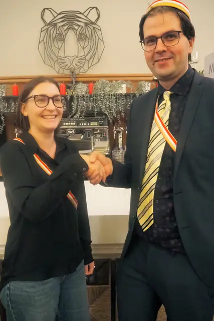 Alt-Philistersenior Leonhard Ladner übergibt an Julia Mersich | Foto: KMV Clunia/Öller