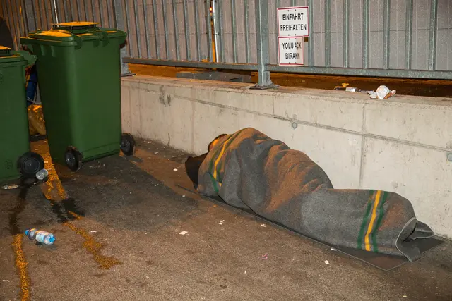 Für machen Menschen ist das schlafen auf der Straße alternativlos. Wer hier wegschaut und nichts unternimmt gefährdet unter anderem ein Menschenleben.  | Foto: Franz Neumayr