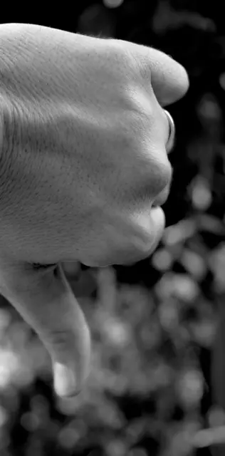 Daumen nach unten für das Parkverhalten vorm Supermarkt. | Foto: Santrucek