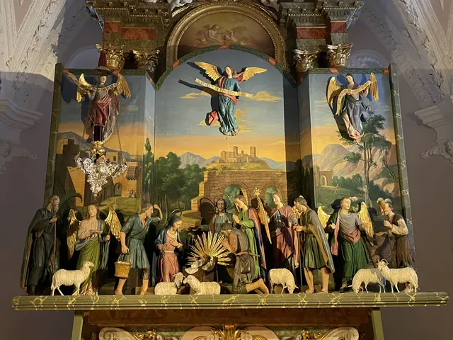 Die historische Altarkrippe aus der Mitte des 19. Jahrhunderts war jahrzehntelang nicht zu sehen und schlummerte lange im Verborgenen.  | Foto: Gemeinde Gnadenwald