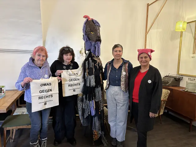 Vier der rund 30 steirischen "Omas gegen Rechts" mit selbstgemachter Perchta: Borghild Bernhard, Barbara Kasper, Christine Teichmann, Ulrike Leger-Pölzl | Foto: MeinBezirk/Antonia Unterholzer