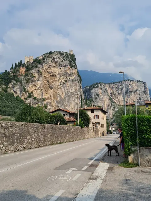 Die Ortschaft Arco befindet sich am Fluss Sarca und ist von Felsen umrandet. | Foto: Sabrina Moriggl