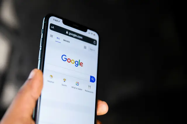 Sogar Google-Bewertungen wurden scheinbar erworben. | Foto: Solen Feyissa/Unsplash