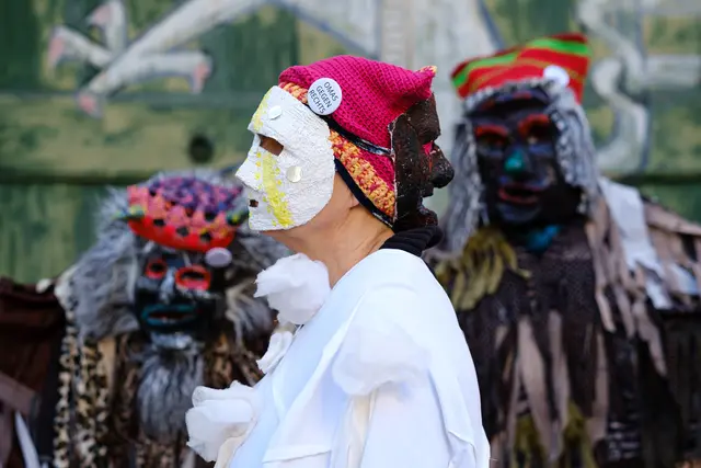 Die Schönperchten sollen bei der Aktion der Omas gegen Rechts symbolisch die Menschenrechte bringen.  | Foto: Zoe Ebner