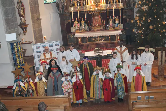 Gastpriester Francis Kouseble Somda (re.) und Diakon Pfarrassistent Kurt Fastner (li.) feiern mit ihren Ministranten und einer Delegation der Sternsinger am Fest Erscheinung des Herrn eine gelungene Sternsinger Aktion 2026 in der Pfarre Golling/Scheffau. | Foto: Kurt Fastner