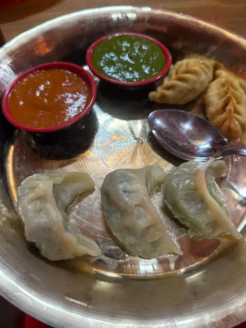 Köstliche Momos und Samosas. | Foto: Astrid Wieser