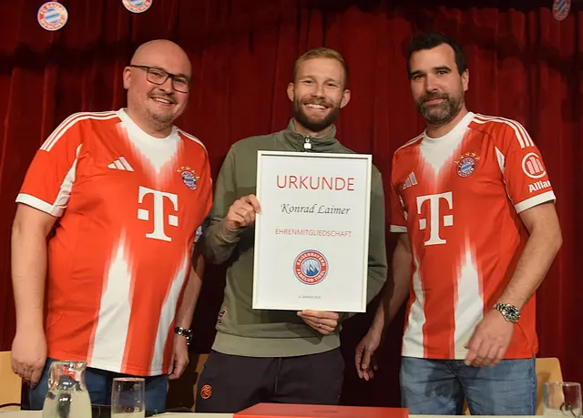 Kaiserbayern Tirol - Foto: von links - Michael Schwaighofer (Obmann-Stv.); Konrad Laimer (FC Bayern München Spieler) und Markus Drexler (Kaiserbayern Fanclub-Obmann). | Foto: Schwaighofer