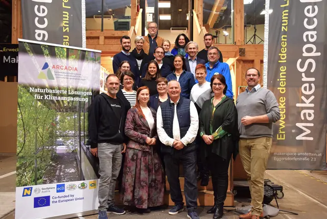 Umweltgemeinderätin Michaela Pfaffeneder (2.v.r.), Vizebürgermeister Markus Brandstetter (vorne rechts) und Klimaschutzgemeinderätin Birgit Kern (2. Reihe r.) mit dem Kernteam von ARCADIA NÖ und Workshopteilnehmer:innen. | Foto: Stadt Amstetten