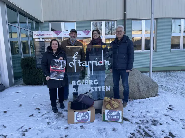 Sevda Batmaz, Gerhard Steinkellner (beide vom Verein G‘scheckat), Pia Dietl (ehrenamtlich), Josef Spreitz (Direktor von BG/BRG Amstetten)
 | Foto: Paul Dietl