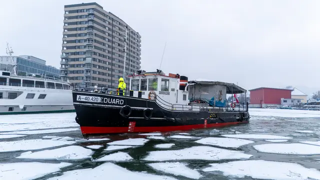 Die MS Eduard bei ihrem ersten Eisbrecher-Einsatz seit sechs Jahren.  | Foto: Linz AG/Fotokerschi