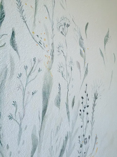 Sarah Maria Saminger bemalt Wände. | Foto: Sarah Maria Saminger