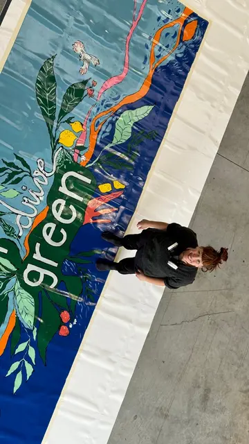 Sarah Maria Saminger bemalt Wände. Hier eine LKW Plane.  | Foto: Sarah Maria Saminger