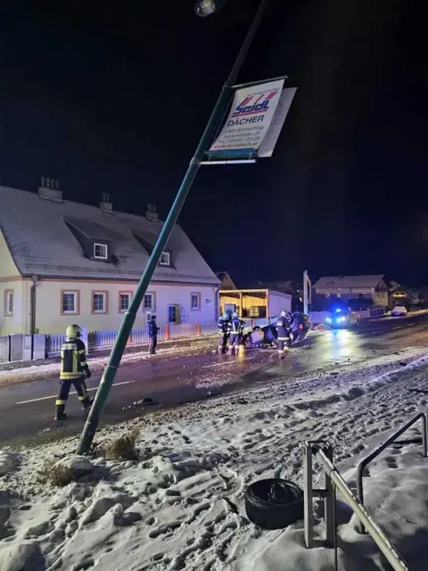 Die Einsatzstelle wurde abgesperrt und ausgeleuchtet. | Foto: FF Kirchschlag