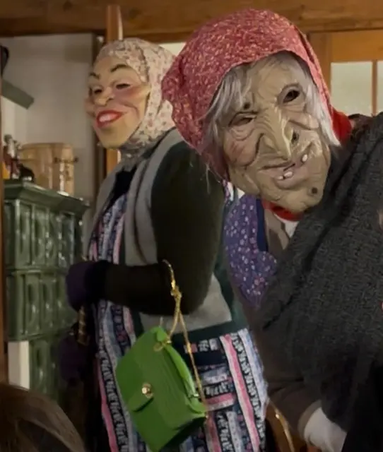 Die alten Frauen „pudelten" Süßigkeiten und Nüsse über den Tisch der Gäste, was für einige Lachmomente sorgte. | Foto: Morizmusic