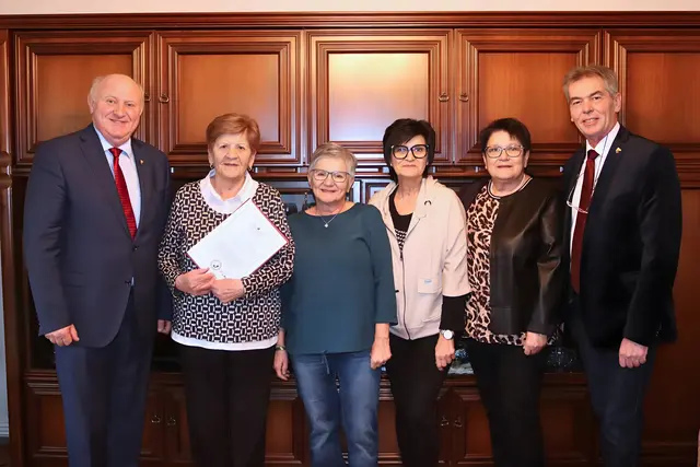 Bürgermeister Ernst Wendl, Ottilie Bendl, Töchter: Elfi Eberle, Michaela Pollassek und Eveline Langer und GGR Herberg Stuxert. | Foto: Marktgemeinde Himberg
