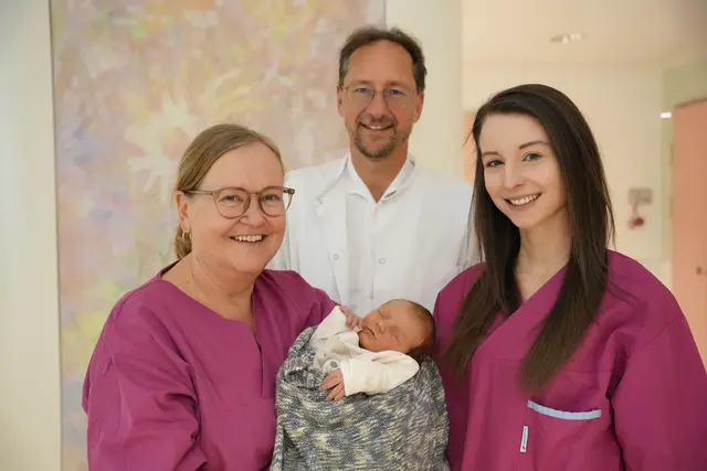 Margit Terwul (Leitende Hebamme) mit Baby, Primar Helge Brandmeier und Hebamme Hannah Ecker-Stadlmayr (v.l.) von der Abteilung für Gynäkologie und Geburtshilfe am Salzkammergut Klinikum Vöcklabruck. | Foto: OÖG