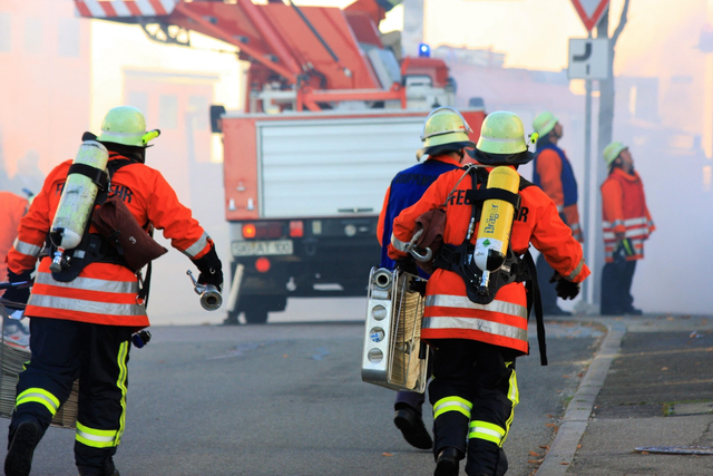 Die Freiwilligen Feuerwehren sind dankbar für jede helfende Hand.  | Foto: Pixabay