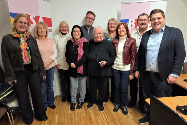 Diskutierten mit vielen anderen am BSA-Stammtisch in Langenlois, v.l.n.r. SPÖ-Bezirksfrauenvorsitzende und Kremser Kulturgemeinderätin Elisabeth Kreuzhuber (stv. BSA-Bezirksvorsitzende), Juristin Ulrike Gager-Oswald (Dürnstein), Rechtsanwältin Ilse Grond (Herzogenburg), Gerlinde Krasser-Weinberger (Langenlois), Henk ter Horst (Krems), Chris Lackner (Langenlois), Gemeinderätin Anita Bücsek (Langenlois), BSA-Bezirksvorsitzende Ingeborg Preininger-ter Horst, Gemeinderat Thomas Taschler (Langenlois), Stadtrat Christian Schuh (Langenlois, stv. BSA-Bezirksvorsitzender und SPÖ-Bezirksvorsitzender) | Foto: BSA Krems