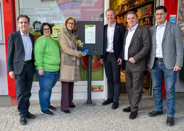 Bürgermeister Ewald Gorth, Kauffrau Anita Hiesel, Landeshauptfrau Johanna Mikl-Leitner, Geschäftsführer Julius Kiennast, Wolfgang Ecker, Präsident der Wirtschaftskammer Niederösterreich, und Vizebürgermeister Franz Gleiß vor dem Hybrid Nah&amp;Frisch in Inzersdorf. | Foto: NLK Khittl