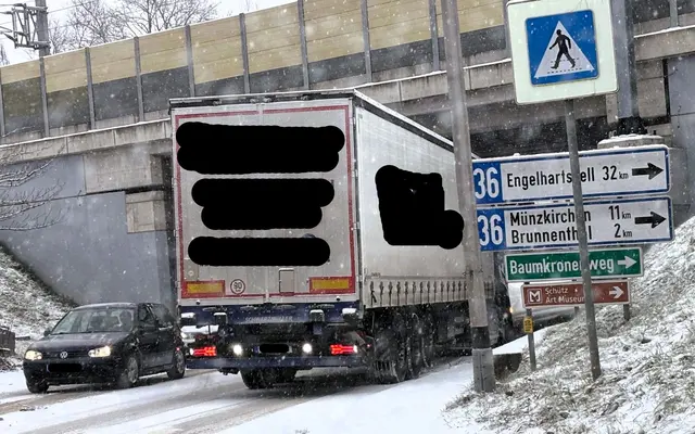Durch die hängengebliebenen LKW’s am berüchtigten Schärdinger Kreuzberg reichte der Rückstau zeitweise bis zur Bahnunterführung beim Hager-Wirt“ zurück. | Foto: Gruber