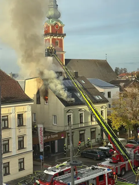 Der Feuerwehreinsatz zog viele Schaulustige an. | Foto: TEAM FOTOKERSCHI / CHRISTIAN DOMS