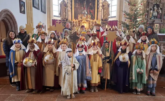 Die begeisterten Kinder mit einigen ihrer Begleiterinnen und Begleiter vor dem Altar in der Pfarrkirche in Bad Vigaun. | Foto: Michael Neureiter