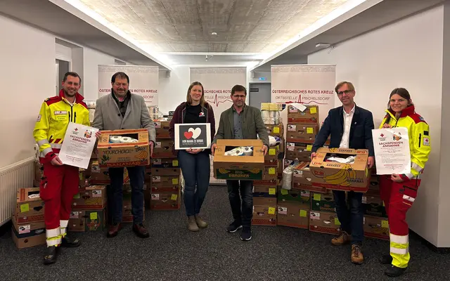 In Pischelsdorf sammelte man Spenden um Lebensmittel- und Drogeriepakete an Menschen zu übergeben.  | Foto: spendenaktion25