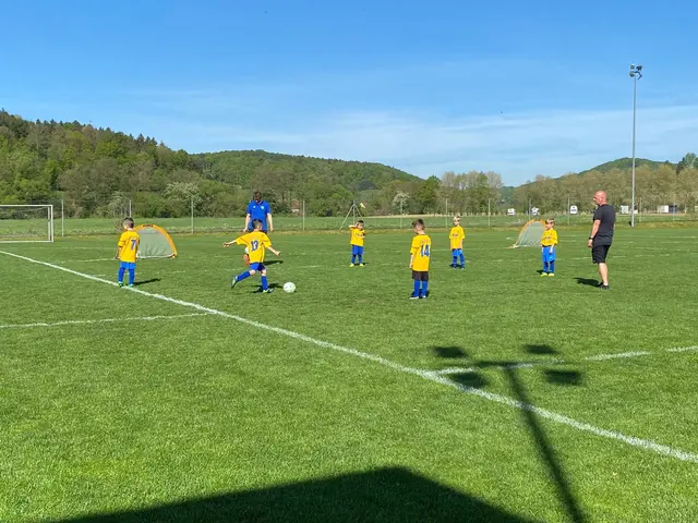Auf dem Fußballplatz in Riegersburg werden Rohdiamante geschliffen. | Foto: Archiv SU Riegersburg