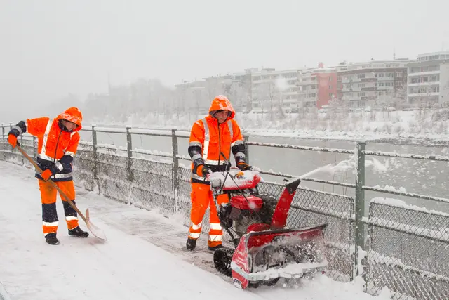 Das Wetter soll für die Stadt Salzburg Niederschlag bringen. Der Winterdienst ist bereit. Hier sind auch Zweierteams im Einsatz, die händisch die Wege räumen.  | Foto: Neumayr