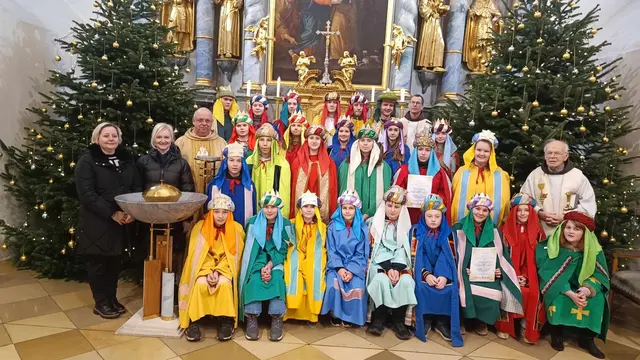 Die Sternsingergruppen der Stadtpfarre Güssing versammelten sich in der Basilika. | Foto: Stadtpfarre Güssing
